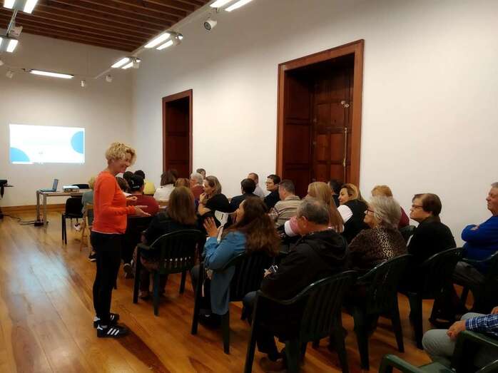 La concejala Auri Saavedra atiende a los colectivos en el acto de este miércoles en la Casa Condal (Foto TA)